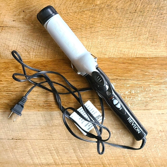 Revlon Other - Revlon 1.5" Ceramic Curling Iron